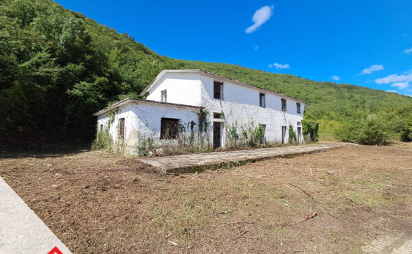 Vendesi casale con terreno a Castelliri (FR) – Rif. 52